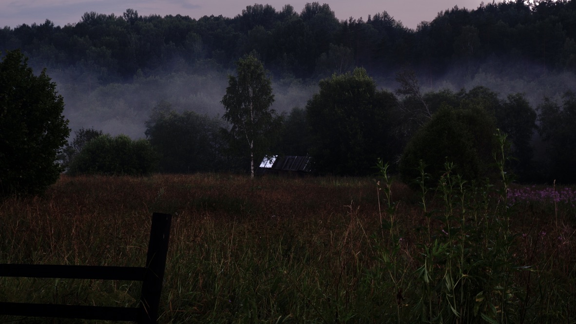 Вечерние сумерки над рекой